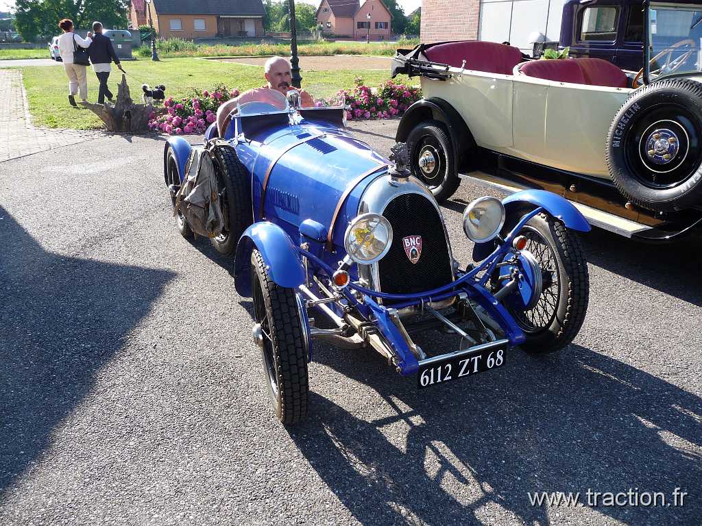 2011_rallye_des_princes (16).jpg - 12/06/2011 - 68127 NIEDERENTZEN 22ème RALLYE des PRINCES - Parking salle des fètes - L'attente et arrivée de la BNC (Bollack Netter et Cie) Type roadster 527 Monza - 1929